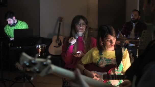 在录音室表演的乐队 女歌手阅读歌词 智能手机音乐会 有乐趣的概念 — 图库视频影像