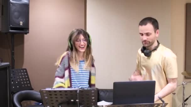 Couple Djs Using Mpc Pad Computer Listening Headphones Dancing Contemporary — Stock Video