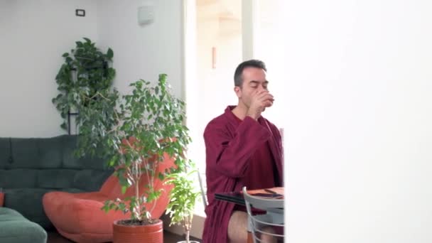 Single Adult Man Ontspannen Binnen Thuis Met Behulp Van Smartphone — Stockvideo