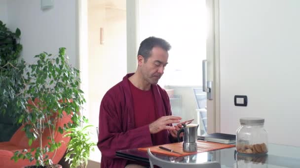 Homem Adulto Solteiro Relaxante Interior Casa Usando Smartphone Computador Tomando — Vídeo de Stock