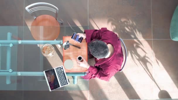 Vista Alto Ângulo Único Adulto Homem Relaxante Interior Casa Usando — Vídeo de Stock