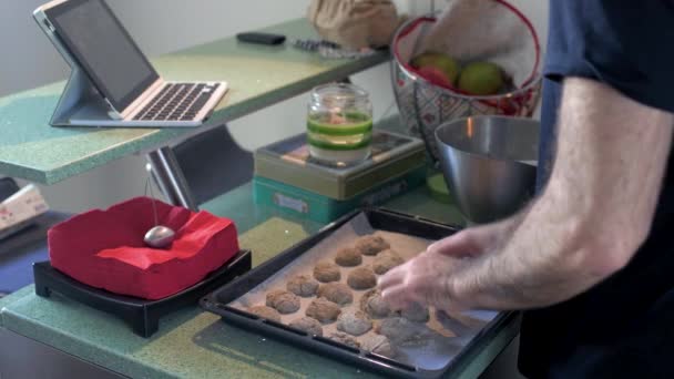 Закрыть Неузнаваемый Человек Помещении Домашней Кухне Приготовления Пищи Домашняя Работа — стоковое видео