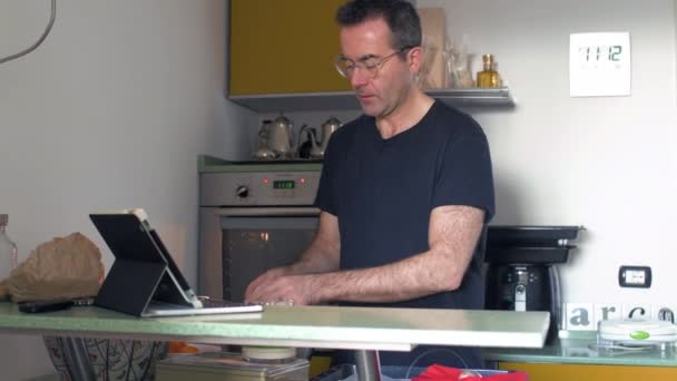 Volwassen Man Indoor Thuis Keuken Bereiden Van Voedsel Zelfgemaakt Koken — Stockvideo