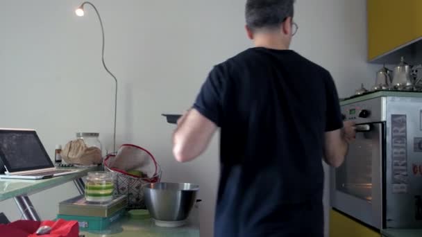 Evde Yemek Hazırlayan Yetişkin Bir Adam Yapımı Yemek Pişiren Hayatı — Stok video