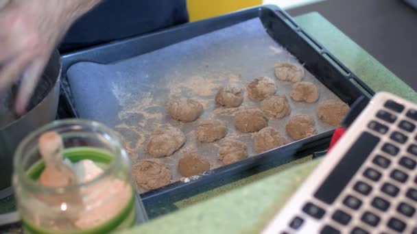 Primer Plano Hombre Irreconocible Interior Casa Cocina Preparación Alimentos Hecho — Vídeo de stock