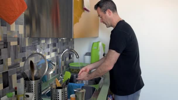 Hombre Adulto Interior Los Platos Lavado Casa Tareas Domésticas Limpieza — Vídeo de stock