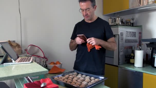 Homem Adulto Casa Usando Smartphone Tirando Fotos Pão Assado Caseiro — Vídeo de Stock