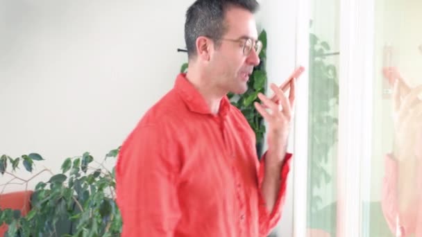 Erwachsener Mann Hause Smartphone Sprachnachricht Geselligkeit Austausch Technologiekonzept — Stockvideo