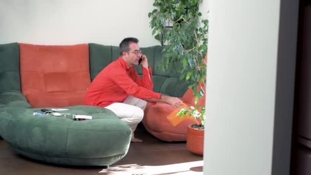 Volwassen Man Binnen Thuis Besproeien Verzorgen Van Planten Praten Smartphone — Stockvideo