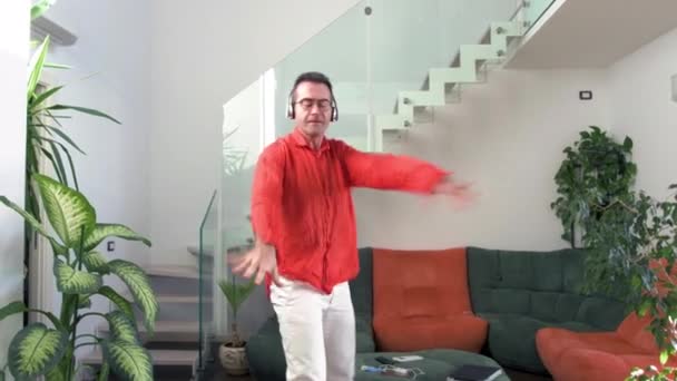 Samotny Dorosły Mężczyzna Wewnątrz Domu Słuchanie Muzyki Taniec Trzymając Smartfona — Wideo stockowe