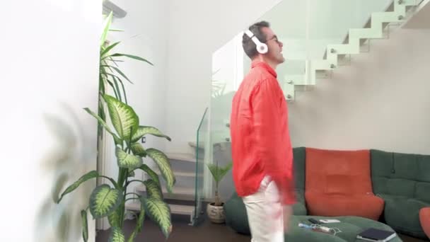 Evde Yalnız Bir Yetişkin Adam Müzik Dinliyor Elinde Akıllı Telefon — Stok video
