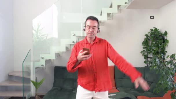 Single Adult Man Indoor Thuis Luisteren Muziek Dansen Holding Smartphone — Stockvideo