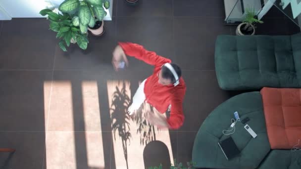 Overhead Único Adulto Homem Interior Casa Ouvir Música Dançando Segurando — Vídeo de Stock