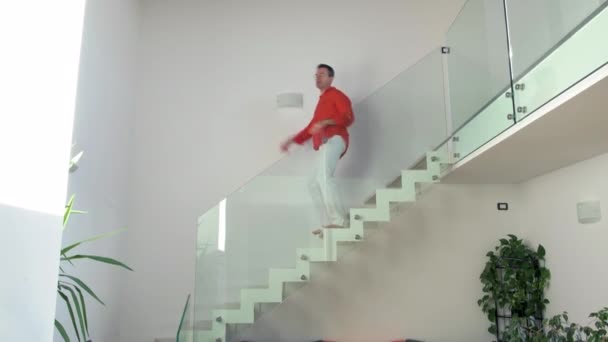 自宅でのシングル大人の男性屋内ダンス歩行階下の熱狂的な楽しみを持っている 楽しさ 感情的な概念 — ストック動画