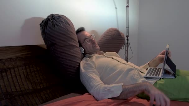 Ενιαία Ενήλικας Άντρας Εσωτερική Στο Σπίτι Ξαπλωμένος Κρεβάτι Κραιπάλη Βλέποντας — Αρχείο Βίντεο