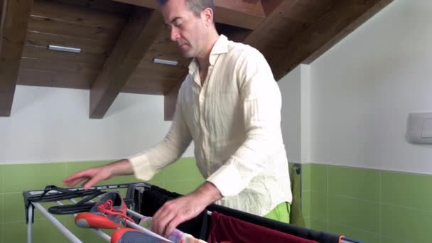 Único Homem Adulto Interior Casa Secando Roupas Penduradas Cavalo Cozinha — Vídeo de Stock