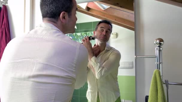 Único Homem Adulto Interior Casa Aliciamento Usando Lâmina Elétrica Espelhamento — Vídeo de Stock