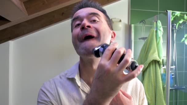 Hombre Adulto Soltero Interior Aseo Casa Utilizando Cuarto Baño Espejo — Vídeo de stock