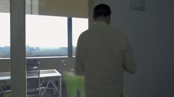 Erwachsener Mann Auf Der Heimischen Terrasse Mit Smartphone Der Sonne — Stockvideo