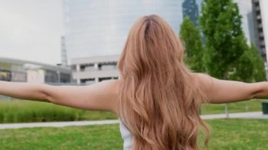 Kafkasyalı genç bir kadın etrafta dans ediyor. Özgürce dans ediyor ve hayal kuruyor. Huzur içinde kollarını ardına kadar açıyor.
