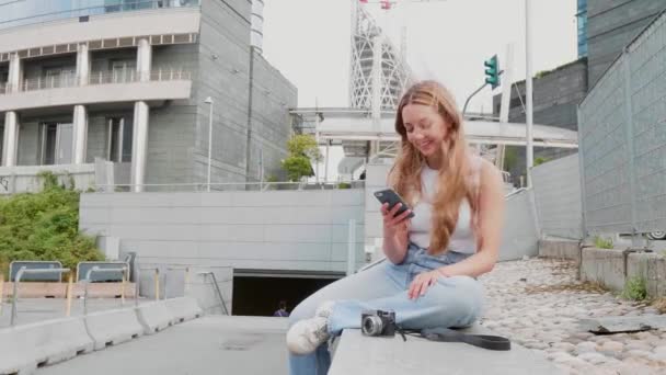 Νεαρή Γυναίκα Υπαίθρια Χρησιμοποιώντας Smartphone Περιήγηση Web Συναλλαγών Νέα Χρήματα — Αρχείο Βίντεο