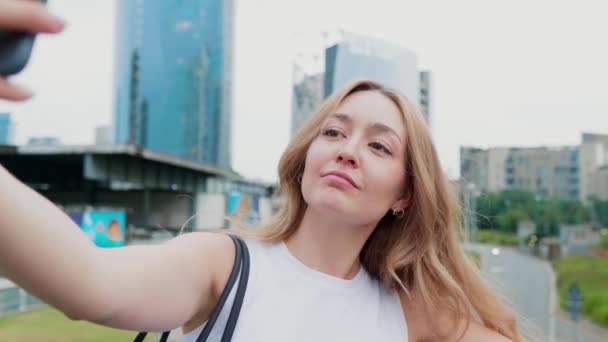 Zpomalení Mladý Kavkazský Žena Venkovní Pomocí Smartphone Přičemž Selfie Nebo — Stock video