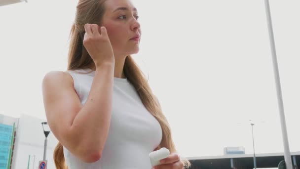 Młoda Kobieta Odkryty Wprowadzenie Słuchawki Widok Spokojny — Wideo stockowe