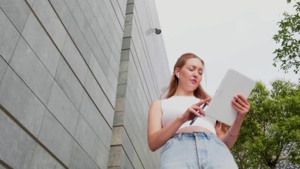 Mladá Multitasking Žena Venkovní Obchodní Hovor Smartphone Sluchátka Drží Tablet — Stock video