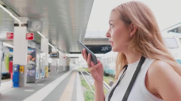 Giovane Donna Stazione Ferroviaria All Aperto Utilizzando Smartphone Registrazione Messaggio — Video Stock