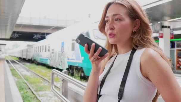 Медленное Движение Молодая Женщина Открытого Железнодорожного Вокзала Помощью Смартфона Записи — стоковое видео
