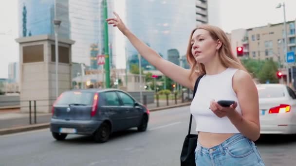 Jong Kaukasische Vrouw Outdoor Holding Smartphone Verhogen Hand Aanroepen Vervoer — Stockvideo