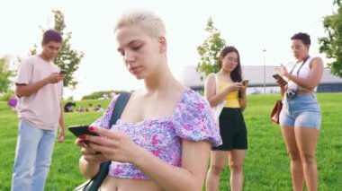 Yavaş çekim mutlu beyaz kadın akıllı telefon kullanıyor gülümsüyor, sohbet ediyor ya da internette sörf yapıyor.