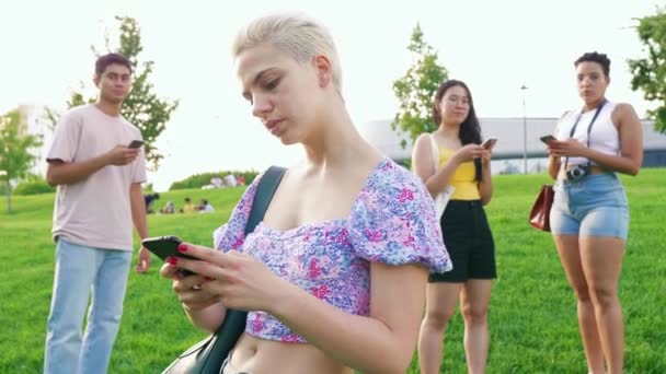 Zeitlupe Junge Frau Freien Mit Smartphone Hand Halten Lächelnd Chatten — Stockvideo