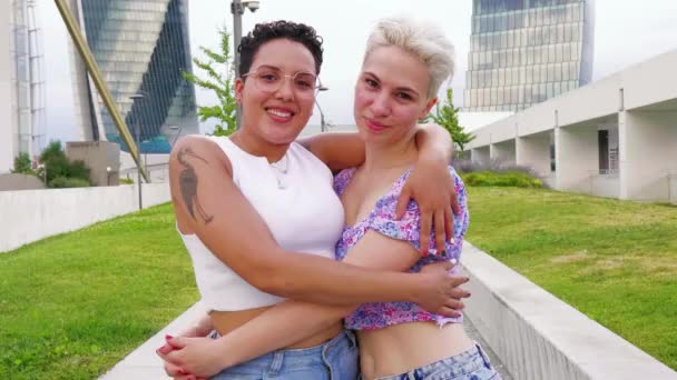 Rallentatore Due Giovani Donne Multietniche Abbracciare All Aperto Sorridente Gioioso — Video Stock