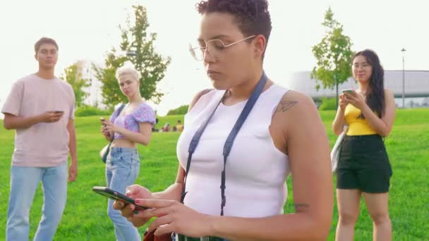 Ung Glad Multietnisk Kvinna Utomhus Med Hjälp Smartphone Hand Hålla — Stockvideo