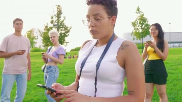 Zeitlupe Junge Glückliche Multiethnische Frau Freien Mit Smartphone Hand Halten — Stockvideo