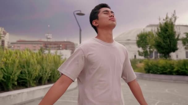 Zpomalený Pohyb Mladý Asijský Muž Oči Zavřené Roztahování Paže Pocit — Stock video