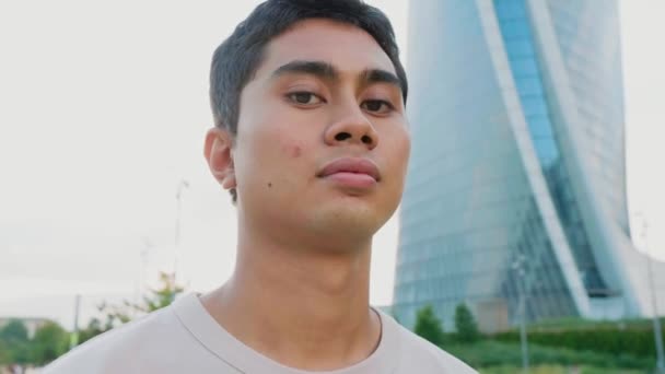 Yavaş Hareket Eden Asyalı Genç Adam Ciddi Kararlı Görünüyor — Stok video