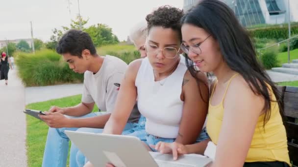 Gruppe Junger Vielfältiger Multiethnischer Freunde Freien Mit Dem Smartphone Web — Stockvideo