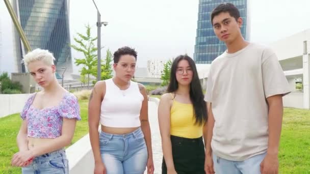 Groupe Jeunes Muliethnies Amis Posant Caméra Extérieur Confiant Sérieux — Video