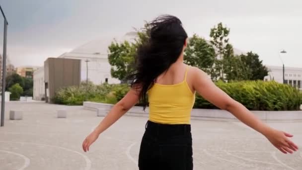 Повільний Рух Молода Азіатська Усміхнена Жінка Відкритому Повітрі Розтягує Руки — стокове відео