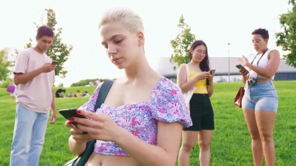Αργή Κίνηση Νεαρή Ευτυχισμένη Καυκάσια Γυναίκα Υπαίθρια Χρησιμοποιώντας Χέρι Smartphone — Αρχείο Βίντεο