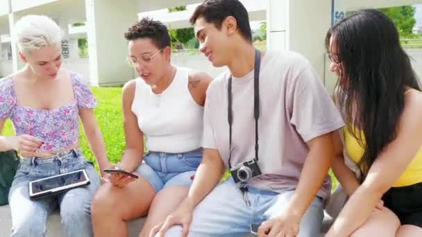 Grupo Jóvenes Amigos Multiétnicos Aire Libre Usando Teléfonos Inteligentes Viendo — Vídeos de Stock