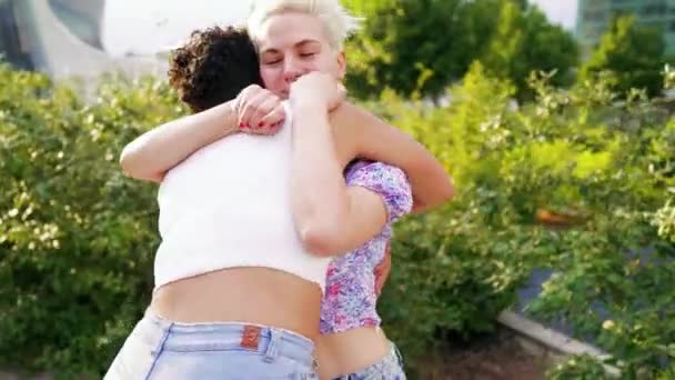 Dwie Wielonarodowe Młode Kobiety Homoseksualne Para Świeżym Powietrzu Przytulanie Spotkanie — Wideo stockowe