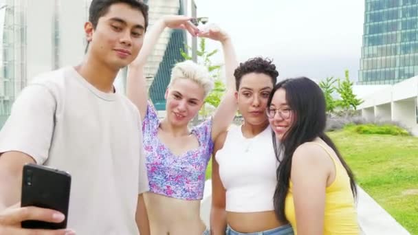 Groupe Jeunes Amis Multiethniques Plein Air Prenant Selfie Souriant Amusant — Video
