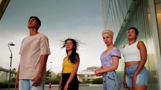 Zeitlupe Gruppe Junge Muliethnic Menschen Freunde Posieren Freien Windig Stürmischen — Stockvideo