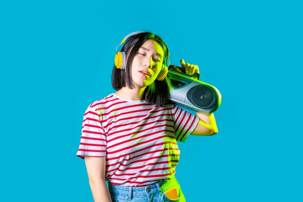 Giovane Donna Asiatica Isolato Ascoltare Musica Possesso Boombox Ascoltare Musica — Foto Stock