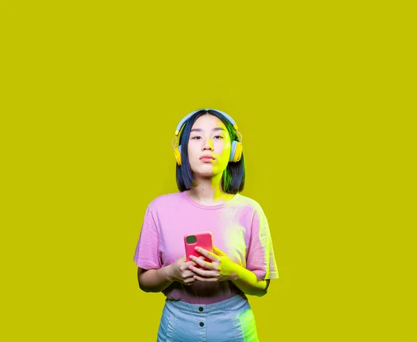 Jonge Asiatische Vrouw Binnen Geïsoleerde Achtergrond Holding Smartphone Het Dragen — Stockfoto