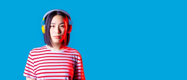 Portret Jong Asiatische Vrouw Geïsoleerd Luisteren Muziek Draadloos Koptelefoon Serieus — Stockfoto