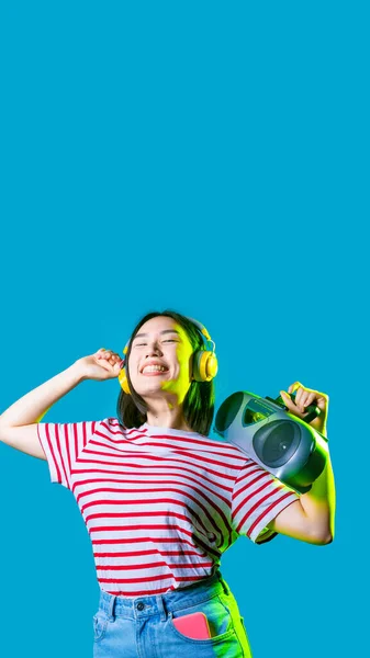 Mujer Asiática Joven Aislada Escuchando Música Sosteniendo Baile Boombox Banner — Foto de Stock